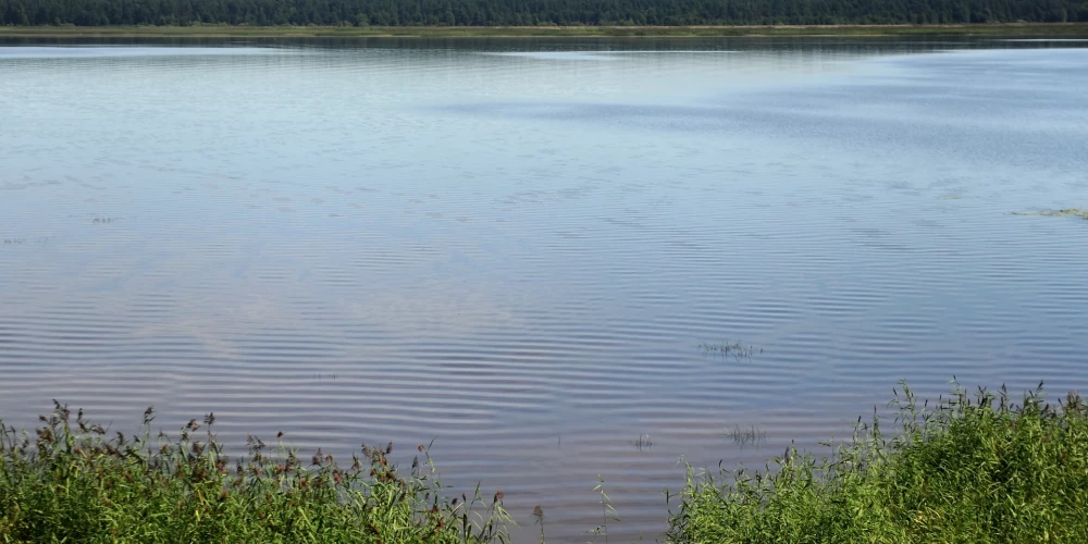 Температура воды в больших озерах утром составляла +13..+16 градусов.