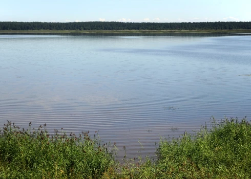 Температура воды в больших озерах утром составляла +13..+16 градусов.