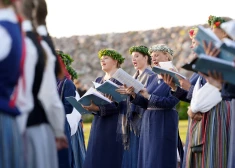 Koncerts amfiteātrī par godu Dziesmu svētku cildinājuma akmens svinīgajai atklāšanai "Celiet mani uz akmeņa" Likteņdārzā.