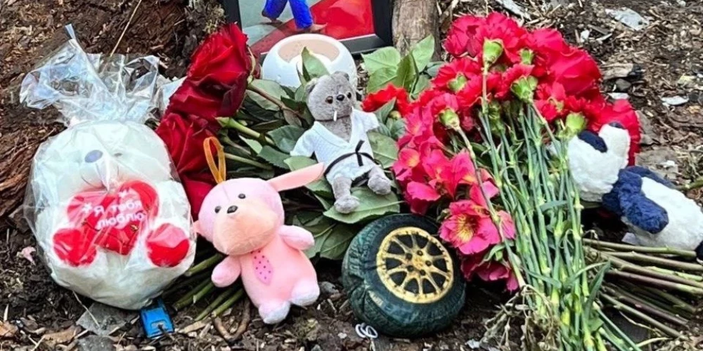 Сейчас к месту ЧП местные жители несут цветы и игрушки в память об умершем ребенке.