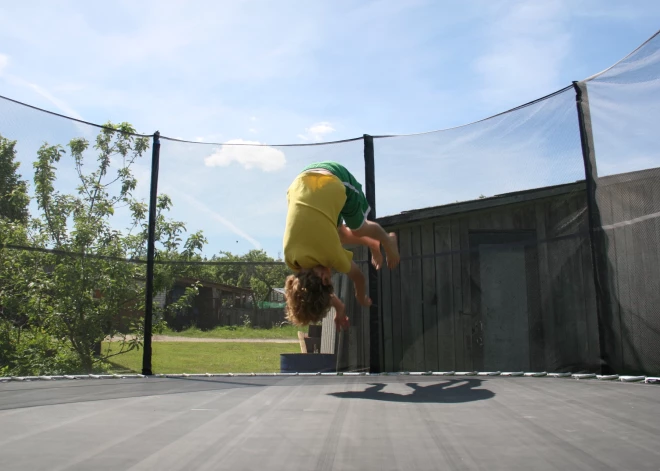 Сломанный позвоночник, руки, ноги и испорченное лето! За месяц 48 детей получили серьезные травмы, прыгая на батуте