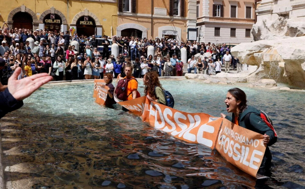 VIDEO: Romas klimata aktīvisti Trevi strūklakas ūdeni padara melnu; tūristi un vietējie nikni