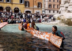 VIDEO: Romas klimata aktīvisti Trevi strūklakas ūdeni padara melnu; tūristi un vietējie nikni