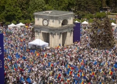 Десятки тысяч людей в воскресенье вышли на митинг в столице Молдовы в Кишиневе, чтобы высказаться в поддержку более тесных связей с ЕС. 