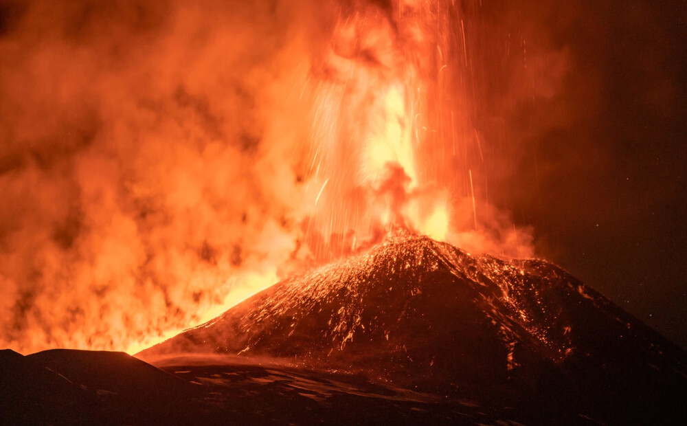 VIDEO: ar liesmojošu lavu izvirdis Eiropas aktīvākais vulkāns