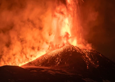 VIDEO: ar liesmojošu lavu izvirdis Eiropas aktīvākais vulkāns