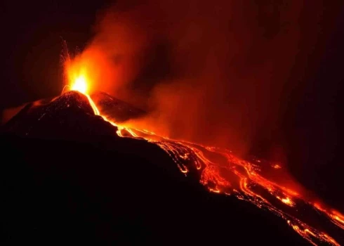 Вулкан  на Сицилии парализовал аэропорт Катания - остров засыпан пеплом