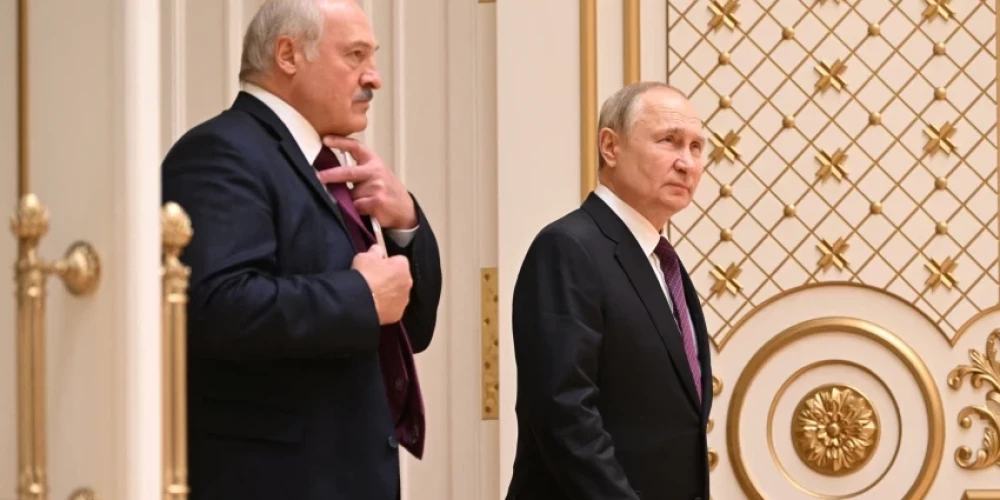 "Risināt problēmas, kurām vispār nevajadzētu attiecībās būt" - Lukašenko pēc saslimšanas brauks pie Putina