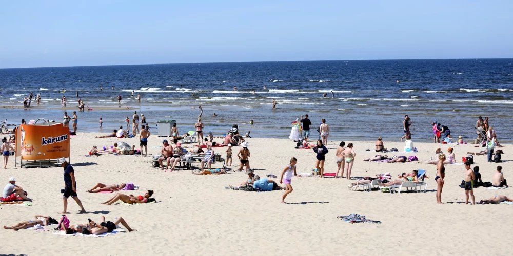 В Юрмале благоустроили 24-километровый пляж: появились скамейки, душевые, туалеты, игровые площадки