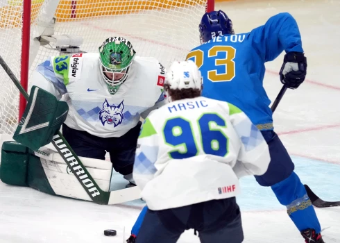 Kazahstānas hokejisti pieveic Slovēniju, Austrija aizsūta uz zemāku divīziju Ungāriju