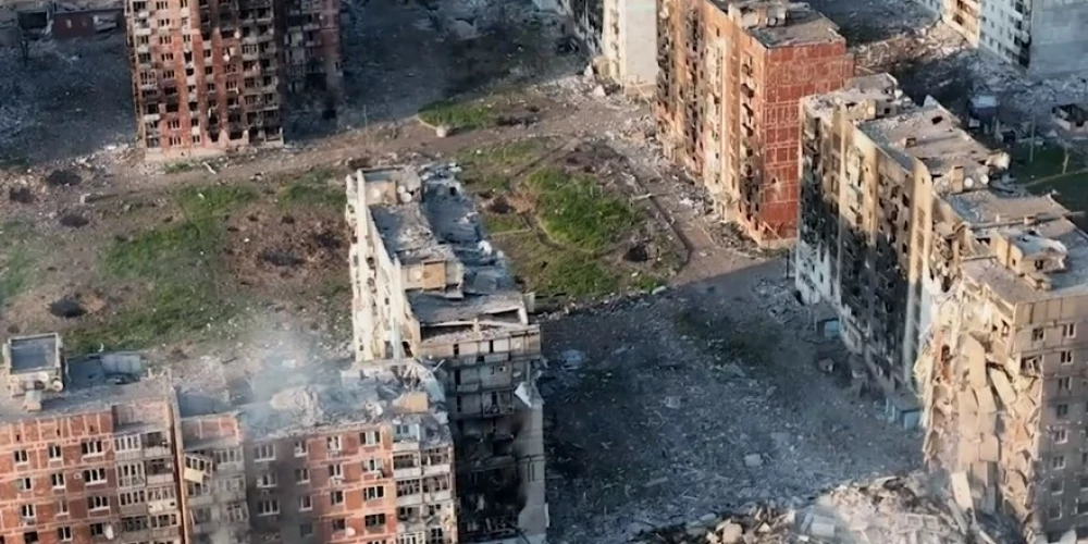 Сожженные здания, разрушенные школы и покрытые воронками парки: опубликованы кадры Бахмута, снятые с дрона