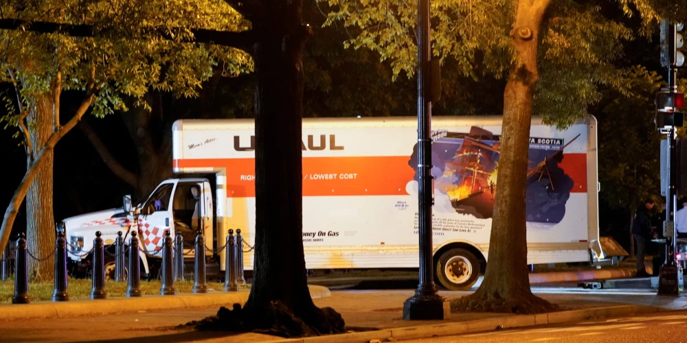 VIDEO: Vašingtonā kravas auto ietriecies barjerā pie Baltā nama