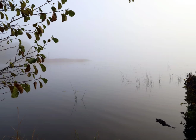 На озере в Краславском крае перевернулась лодка: один человек спасся, второго не удалось найти