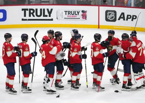 Floridas "Panthers" hokejisti priecājas pēc trešā panākuma sērijā.