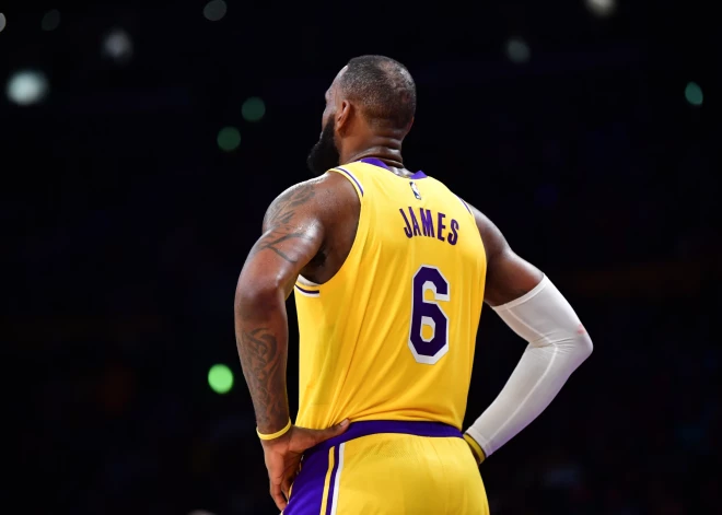 Lebrons Džeimss esot sācis apsvērt "Lakers" pamešanu un pat karjeras beigas