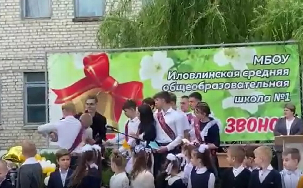 VIDEO: “Novāciet nazi!” Krievijā skolnieks izlaidumā mēģina pārgriezt kaklu klasesbiedrenei