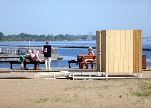 Терраса для отдыха, шезлонги и скамейки: на Кипсале открылся пляжный сезон