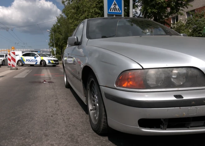 В Пурвциемсе водитель BMW без прав сбил пожилую женщину на пешеходном переходе