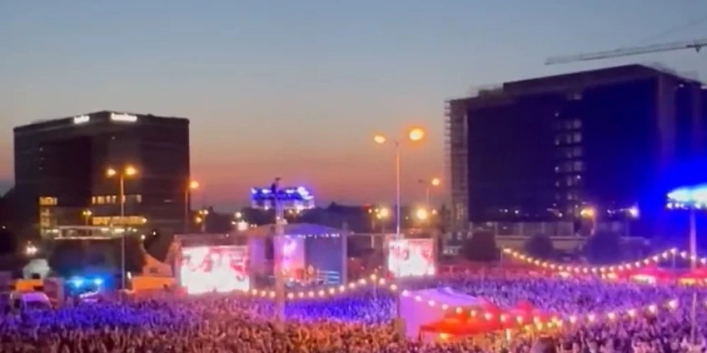 VIDEO: Latvijai gūstot uzvaras vārtus, fanu pūlis aiz sajūsmas "eksplodē"