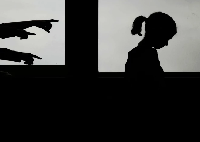 Skolēnu pazemo visas skolas priekšā, bet vecāki tikai parausta plecus un pasaka, lai pats tiek galā