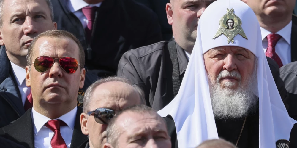 Medvedevam vērienīgi sapņi par to, kas ASV ir jākompensē izpostītajā Ukrainā