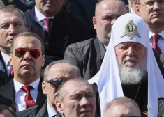 Dmitrijs Medvedevs ar patriarhu Kirilu Sarkanajā laukumā vēro 9. maija Uzvaras parādi