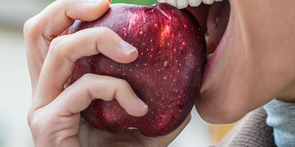 Jauns pētījums "izceļ saulītē" parastāko ābolu. Tas veselības labā spēj paveikt vairāk, nekā domāts
