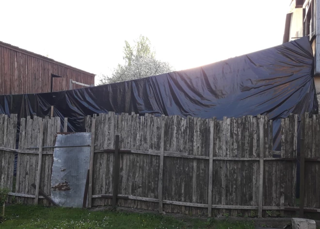 Lidiju tracina kaimiņa izkārtā melnā plēve. Ko darīt? FOTO