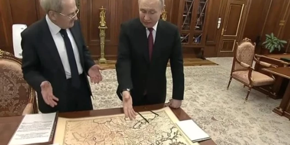 Konstitucionālās tiesas priekšsēdētājs atnes Putinam senu karti: "Nav tur Ukrainas!" Par Krimas tālaika piederību abi klusē.