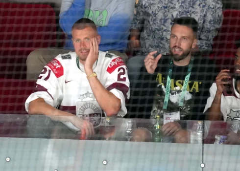 ВИДЕО: Порзиньгис эмоционально отпраздновал победу с хоккейной сборной, а латвийские фаны "взорвали" окрестности "Арены Рига"
