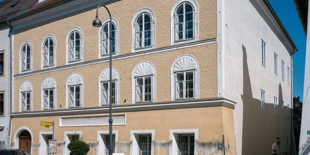 Māja, kurā piedzima Hitlers, savdabīgi sāks "izpirkt" nacistu fīrera grēkus