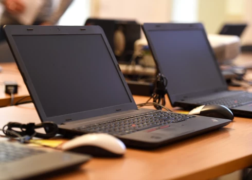 Daudzās Latvijas skolās neizmanto par Eiropas miljoniem iegādātos portatīvos datorus