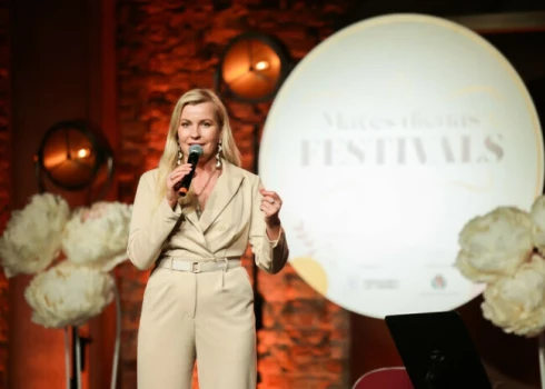 Agnese Zeltiņa vadot iedvesmas lekciju “Kā beigt sevi kritizēt un iemācīties mīlēt” vecāku organizācijas “Mammamuntetiem.lv” rīkotajā Mātes dienas festivālā.