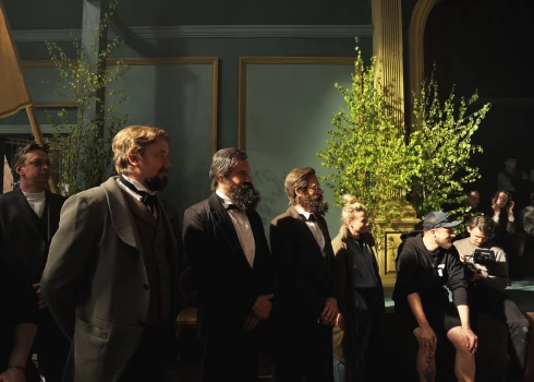 Spēlfilmas "Zeme, kas dzied" filmēšana.