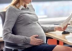 Sievietes zinātnieces Latvijā nevar pilnvērtīgi izmantot ar grūtniecību saistītos atvaļinājumus, secina tiesībsargs