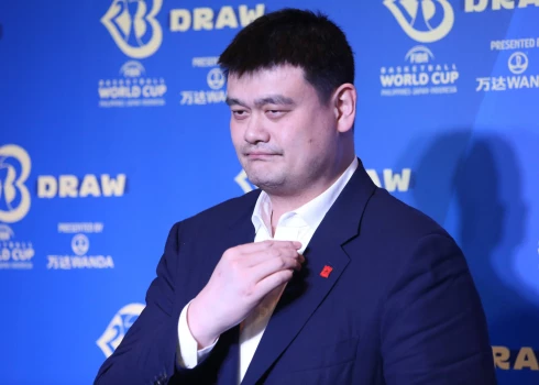 VIDEO: Jao Mins pēc drausmīga spēļu sarunāšanas skandāla pamet Ķīnas nacionālās basketbola līgas vadītāja amatu