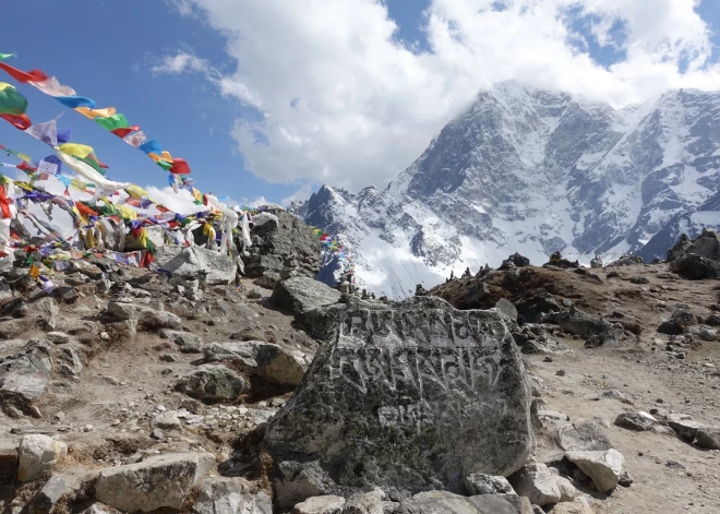 Latvijas alpīnisti Juris Ulmanis un Andris Balodis par godu Ukrainas aizstāvjiem pagājušajā nedēļā pasaules augstākajā virsotnē Everestā uznesuši Ukrainas karogu.