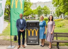 “McDonald's” kopā ar "Rīgas mežiem" uzstādījuši pirmās viedās atkritumu tvertnes galvaspilsētas parkos 