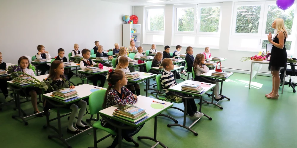 Trūkst skolotāju - lielākais risks pārejai uz mācībām latviešu valodā 