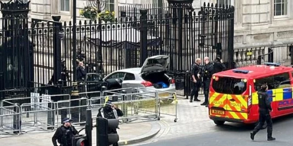 Londonā pēc auto ietriekšanās Dauningstrītas vārtos aizturēts vīrietis