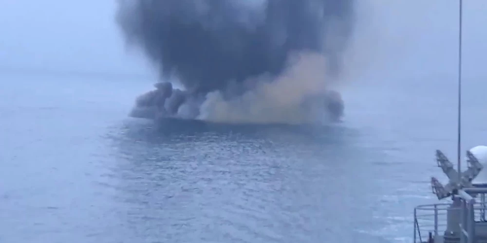 Avots: Ukrainas jūras dronu triecienā nodarīti bojājumi Krievijas karakuģim