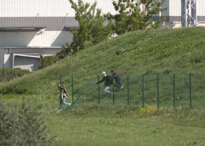 Судьба "кепки Ушакова": рижане ждут, когда уберут забор