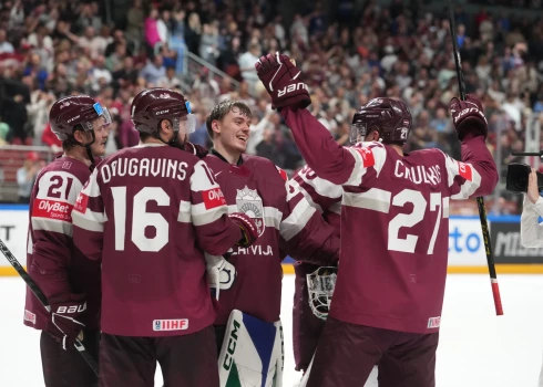 VIDEO: Latvijas hokeja izlases spēlētāji ģērbtuvēs līksmo un svin uzvaru pār Zviedriju