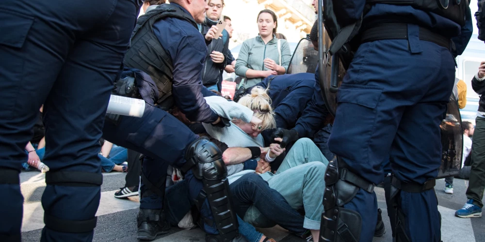 Parīzē policija pielieto asaru gāzi pret protestētājiem "TotalEnergies" sanāksmē