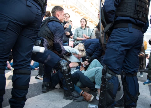 Parīzē policija pielieto asaru gāzi pret protestētājiem "TotalEnergies" sanāksmē