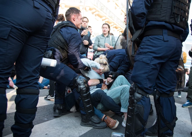 Parīzē policija pielieto asaru gāzi pret protestētājiem "TotalEnergies" sanāksmē