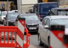 ФОТО: ограничения или опасность? Движение на улице Лачплеша превращается в хаос