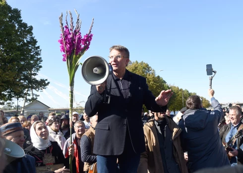 Kopumā 27. maija pasākums tiek reklamēts līdzīgi Covid-19 mēnešos notikušajām "tautas sapulcēm", kurās regulāri tika runāts par lielu cilvēku masu pulcēšanu un "režīmu gāšanu".