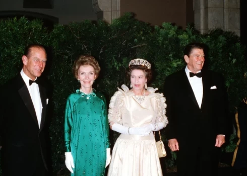   Документы ФБР: королеву Елизавету II хотели убить во время ее визита в США в 1983 году
