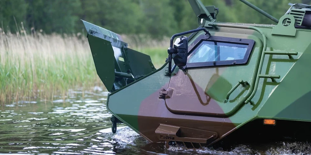 ФОТО: солдаты на озере Лиласте освоили навыки вождения бронемашин Patria 6×6 латвийско-финского производства